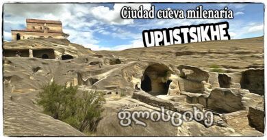 Vista panorámica de Uplistsikhe, la ciudad cueva de Georgia, con sus formaciones talladas en roca y la iglesia en lo alto bajo un cielo azul despejado.