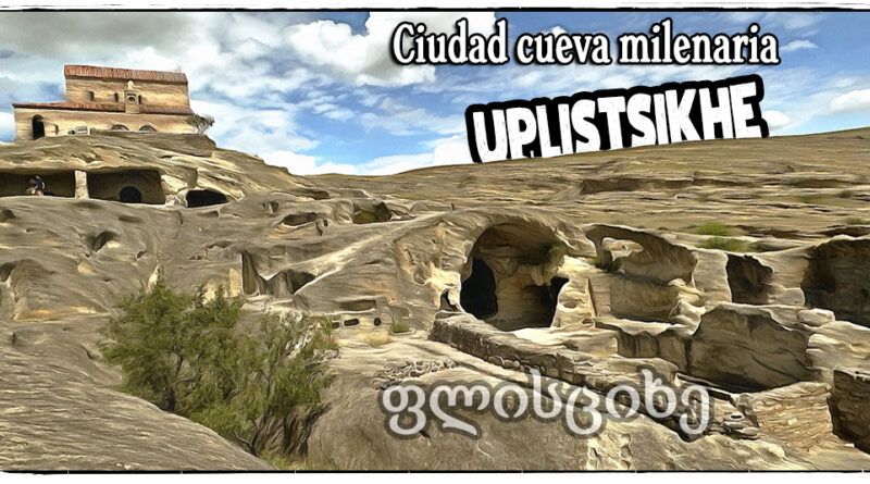 Vista panorámica de Uplistsikhe, la ciudad cueva de Georgia, con sus formaciones talladas en roca y la iglesia en lo alto bajo un cielo azul despejado.