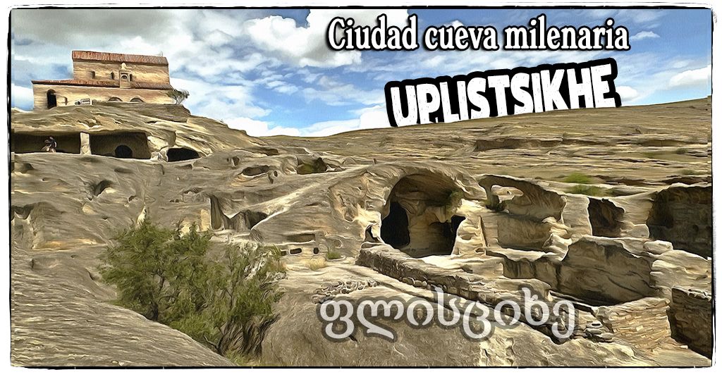 Vista panorámica de Uplistsikhe, la ciudad cueva de Georgia, con sus formaciones talladas en roca y la iglesia en lo alto bajo un cielo azul despejado.